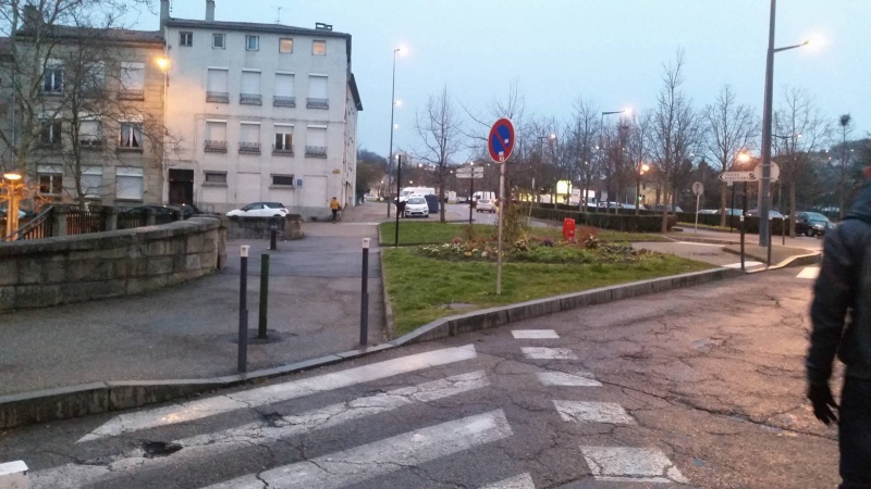 Fichier:BT-MédiathèqueTarentaize (2).jpg